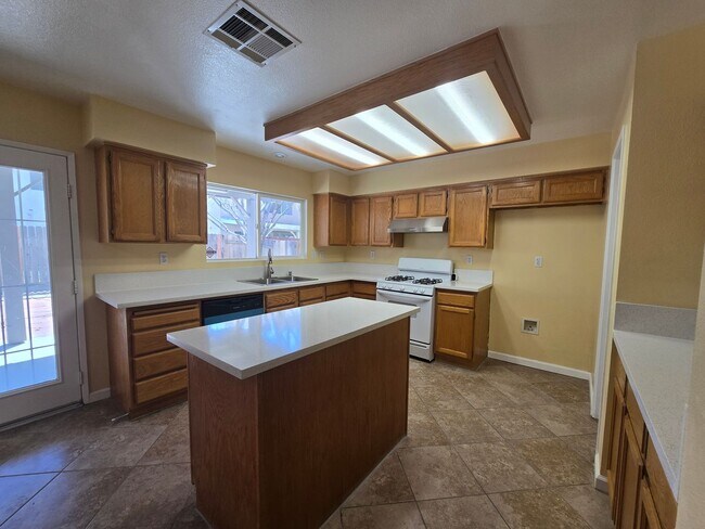 Building Photo - 1602 W Ave H4