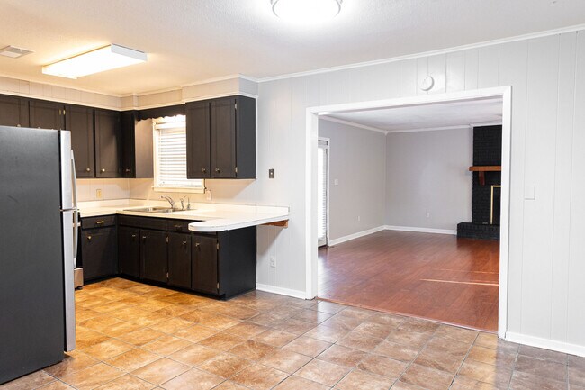 kitchen/breakfast area, den entrance - 2558 Crestleigh Mnr
