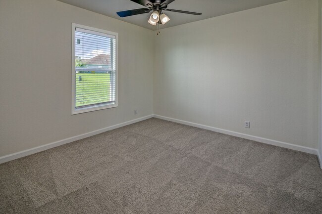 Building Photo - Stylish Belton Townhome | 3 Beds, 2 Baths,...