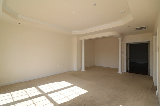 Building Photo - SHORT TERM LEASE AVAILABLE -- Luxury TH in Bethesda - 4 bed + 3.5 ba - Elevator TH in Gated commu...