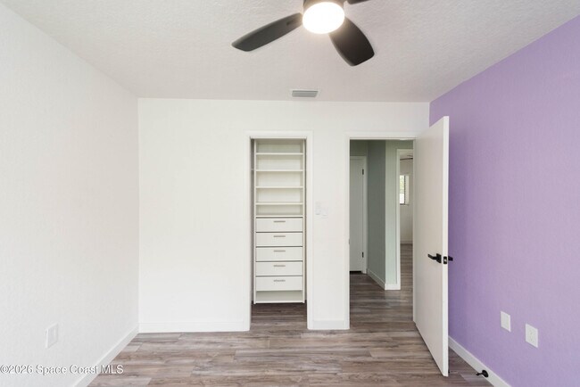 Building Photo - 347 S Lakeside Dr