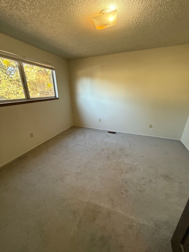 Building Photo - cente