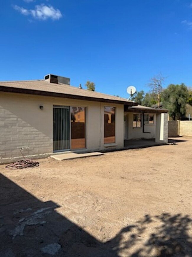 Building Photo - Charming 3 Bed 2 Bath home in Mesa with community pool and big backyard