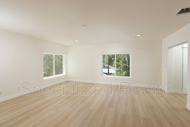 Building Photo - 1827 Hill Dr