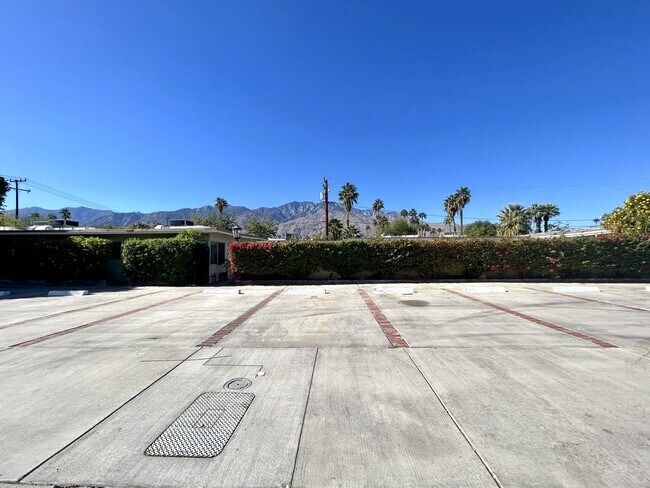 Building Photo - AVAILABLE NOW!! 2 Bedroom 1 Bathroom Apart...