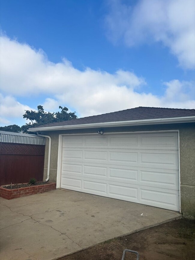 Building Photo - SPACIOUS & CLEAN HOUSE! OFF 5th & K St: Upgraded 3BR 1BA w/Large yard & 2 car garage!