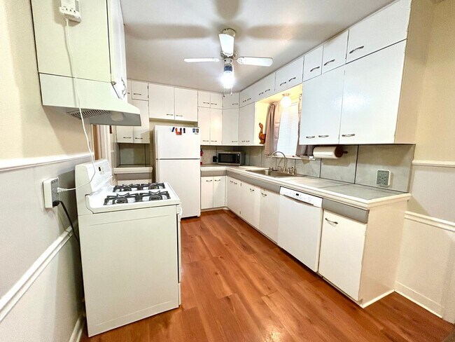 Building Photo - *MOVE IN SPECIAL* Stylishly Renovated Home with Fenced Backyard & Two Living Areas!