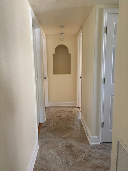 Building Photo - 340 Carrousel Ct