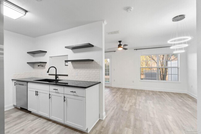 Building Photo - 707 Majestic Dr