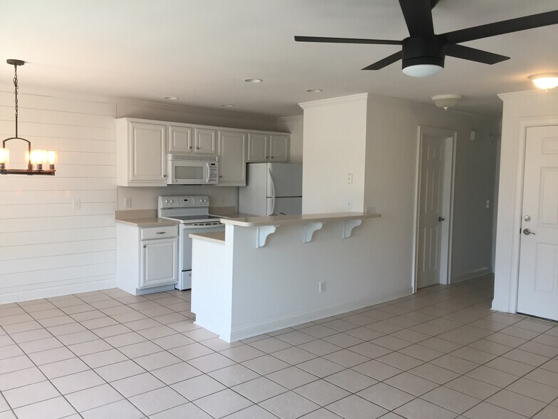 kitchen - 318 W Wayne St