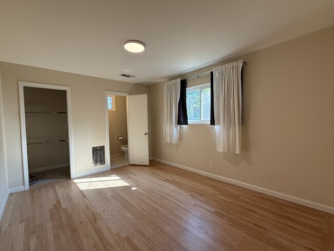 Building Photo - Newly Remodeled 4 Bed 2 Bath in Citrus Hei...