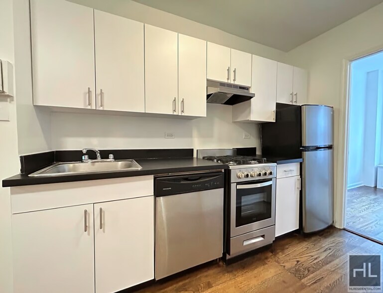 Building Photo - NO FEE One Bed on Upper East Side! Won't S...