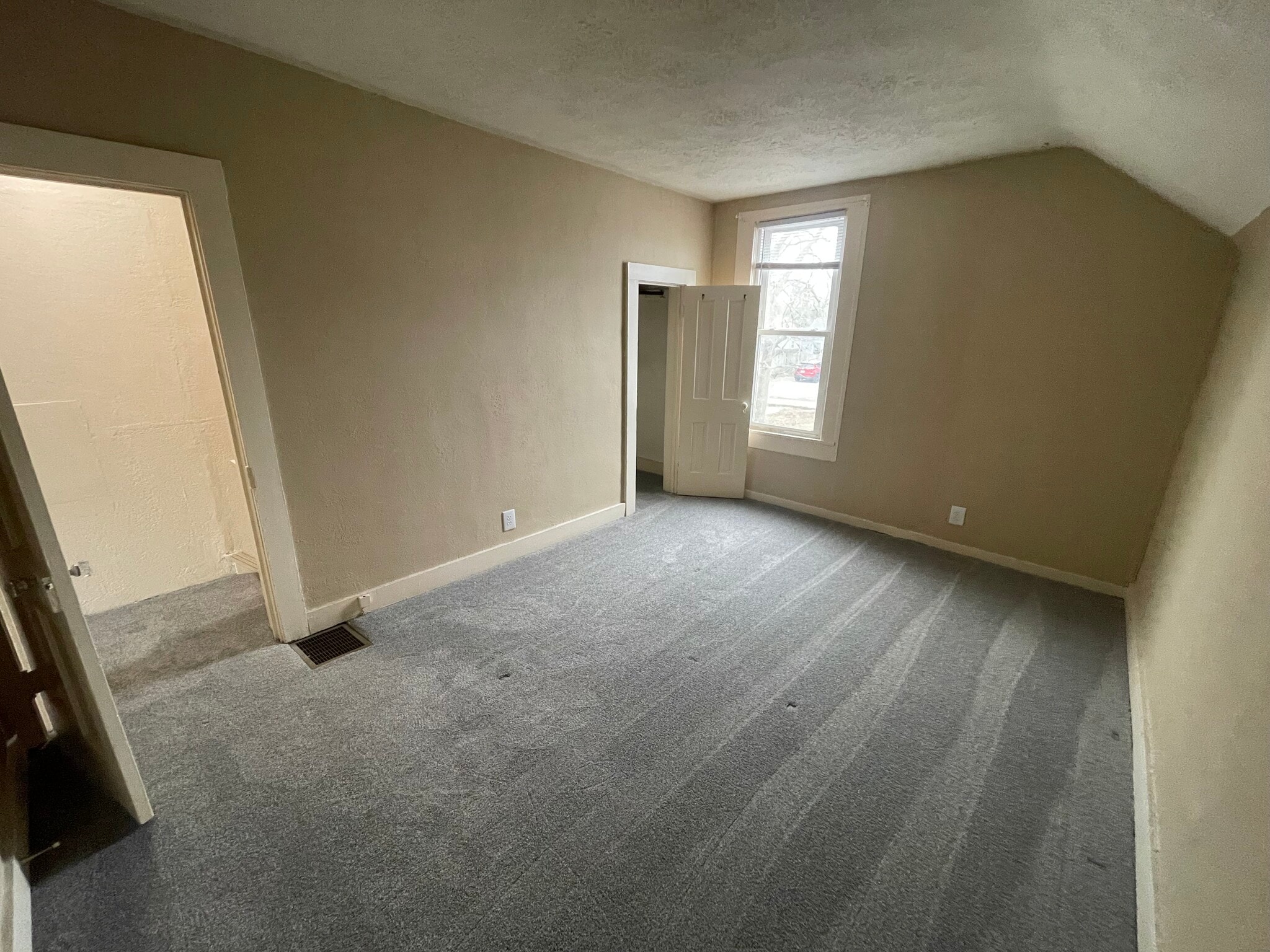 Building Photo - 633 S 16th St