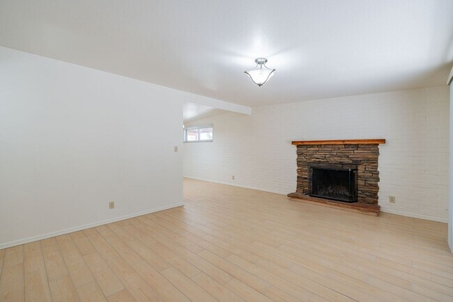 Building Photo - 3 bed/2bath home with large backyard.