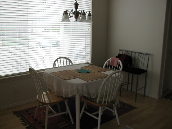 Building Photo - 1652 NW Shadow Hills Lane ~ Excellent Beth...