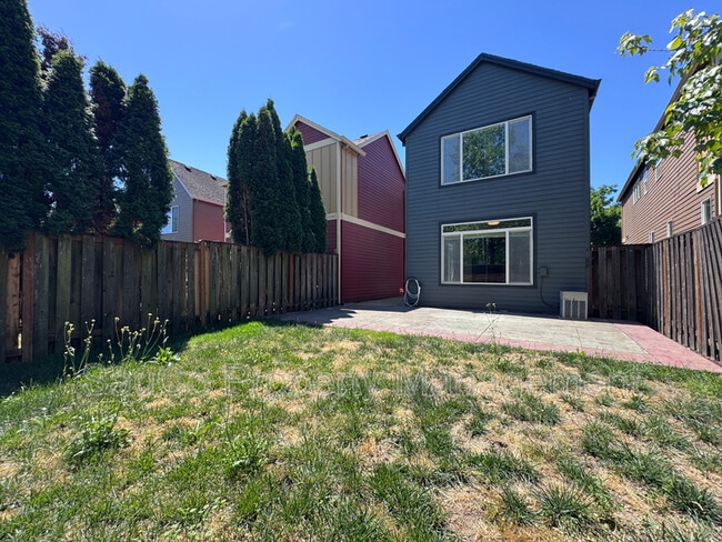 Building Photo - 948 SE Elina Ave