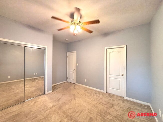 Building Photo - Lovely 5 Bedroom Home In River Oaks Area!