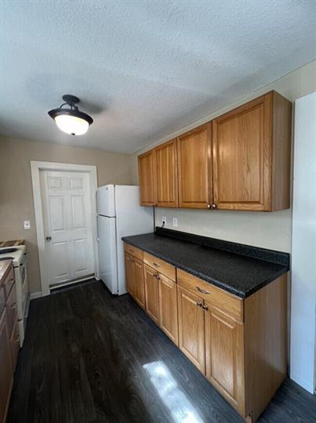 Building Photo - Lenoir City 37771 - Charming 3-Bed, 1.5-Bath Farm-Style Home Within City Limits - Contact Chad We...