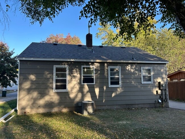 Building Photo - 2-1 House with Garage available 12/13/2025
