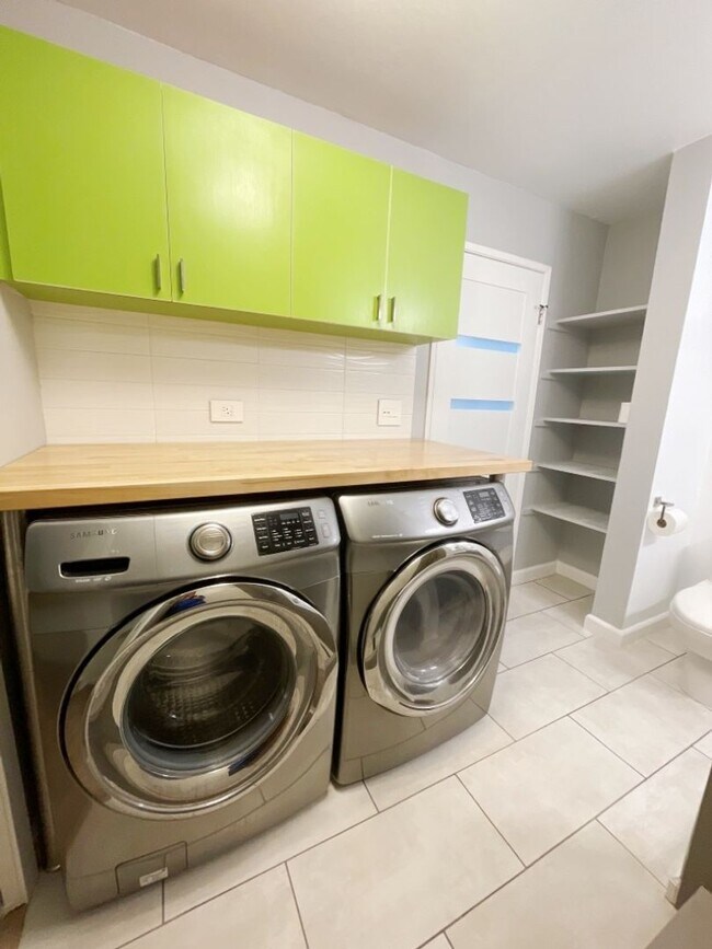 Building Photo - Waipio Gentry 2 bed, 1 bath, 2 parking wit...