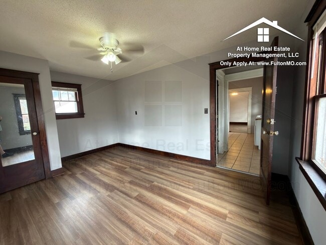 Building Photo - 302 W 6th St