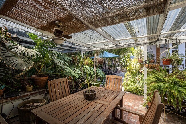 Building Photo - Warm & Welcoming Home Near Melrose with Room to Live, Work & Create