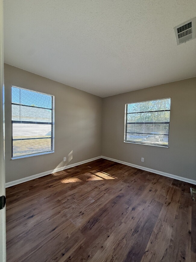 Building Photo - Charming Two Bedroom Duplex!