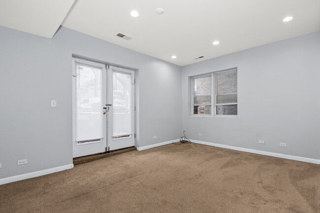 Building Photo - 2118 N Hoyne Ave