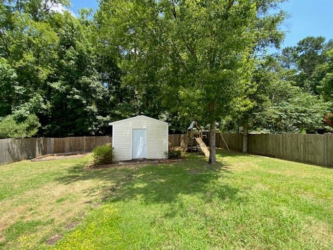 Building Photo - Welcome to this stunning 3-bedroom, 2-bath...