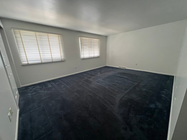 Building Photo - 919 Putnam Blvd