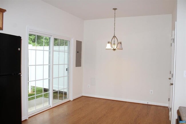 Building Photo - Two story townhouse w/ 3 bedrooms,2.5 baths