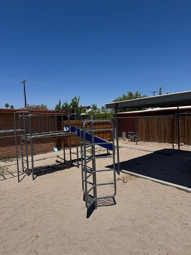 Building Photo - Charming 3 bedroom 2.bath with yard