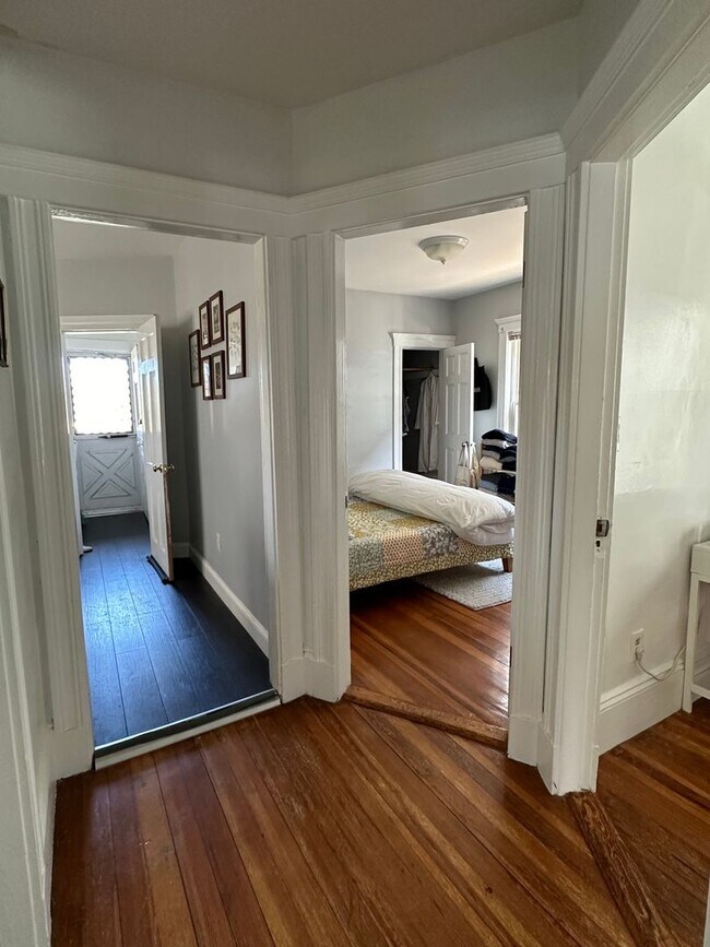 Building Photo - The Perfect 2bed/1bath with Porch, Private...