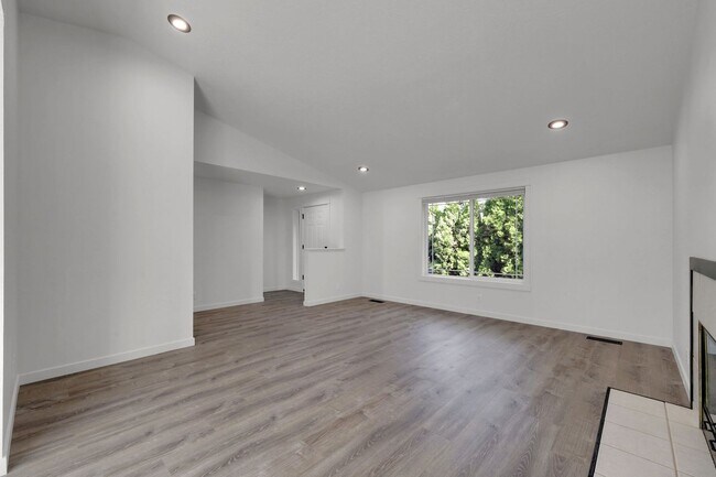 Building Photo - Updated 3 bedroom 2 bath house in a great ...