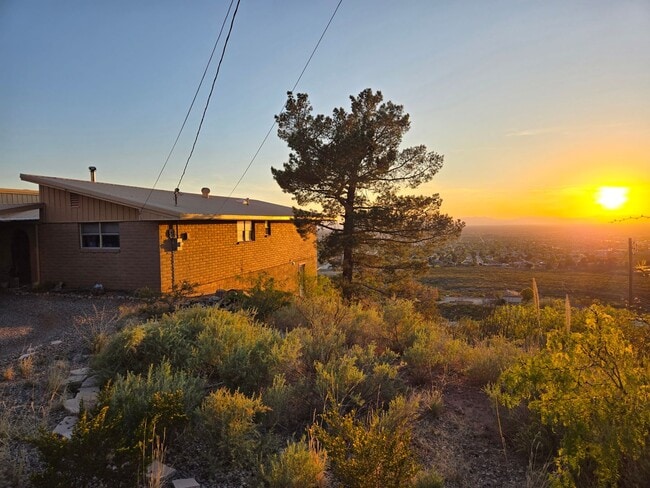 Building Photo - Unique location, breathtaking views, wonde...