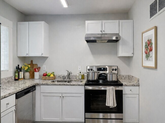 Building Photo - Beautiful 4BR 1BA Home w/  Granite Counters, Stainless Steel Appliances and Big Backyard in Grand...