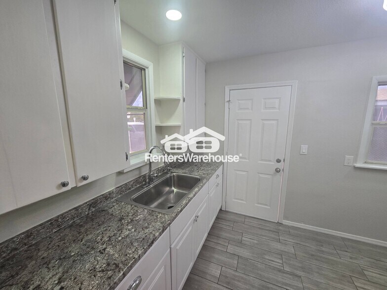 Building Photo - 1720 E Portland St