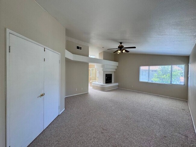 Building Photo - Spacious 4 Bedroom Home with Expansive Bac...