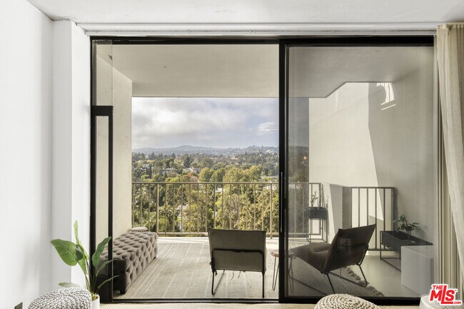 Building Photo - 10433 Wilshire Blvd