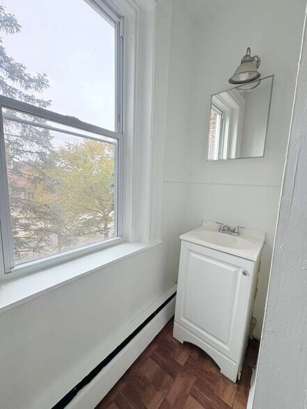 Building Photo - 703 Howard Ave