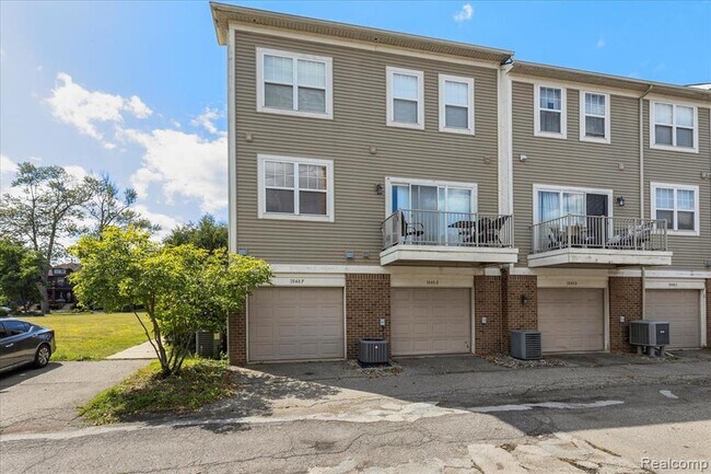 Building Photo - 1048 Lakepointe St