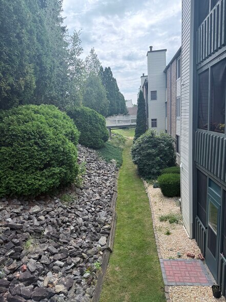 Building Photo - 1506 Summit Pointe