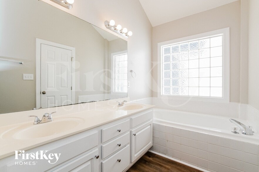 Building Photo - 4104 Mangrove Dr