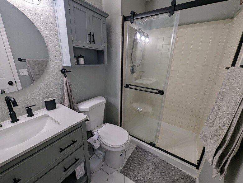 Primary bathroom - 23106 Blackwolf Way