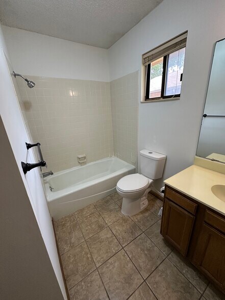 Building Photo - 2018 N Rosewood Ct