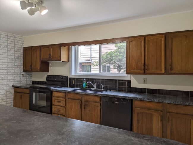 Building Photo - 214 S G St