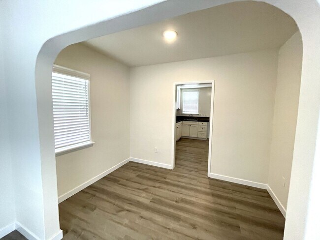 Building Photo - 208-208 W Mariposa Ave