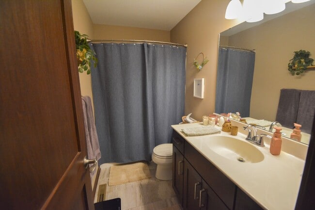 Building Photo - Beautiful and Spacious 4 Bedroom 3 Bath Available For Rent!
