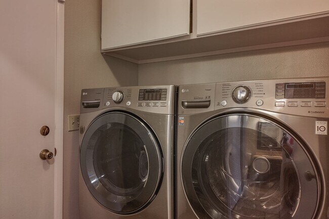 Building Photo - Modern Comfort with Pool & Spa in The Lakes – Solar Equipped Home