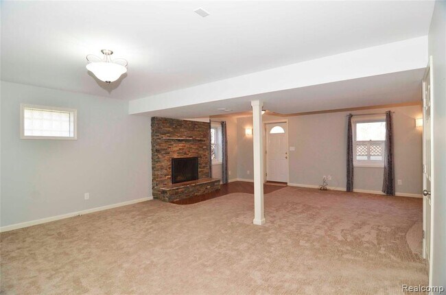 Building Photo - 8152 Fairfield Cir